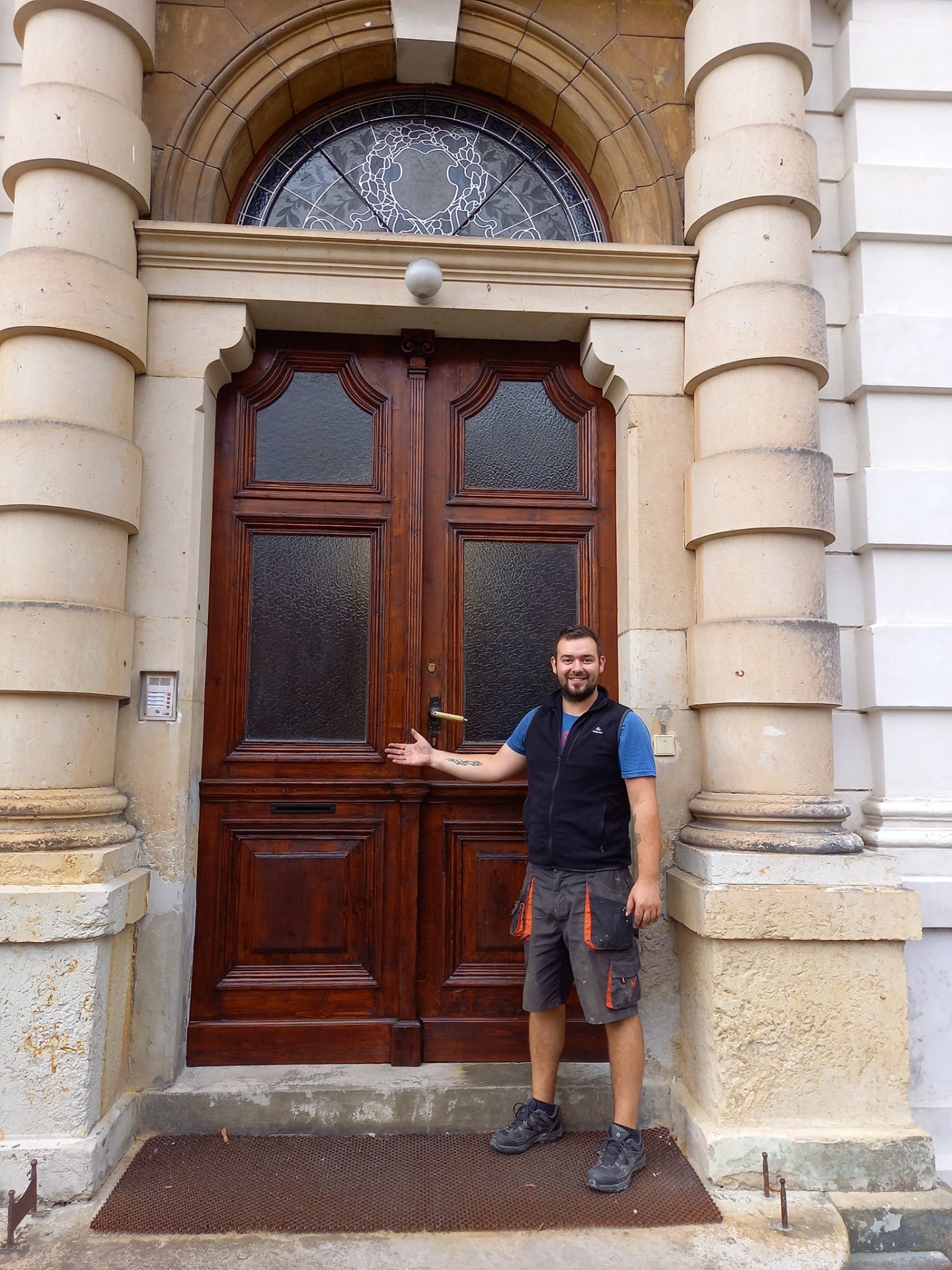 Renovace školních dveří v Novém Boru.