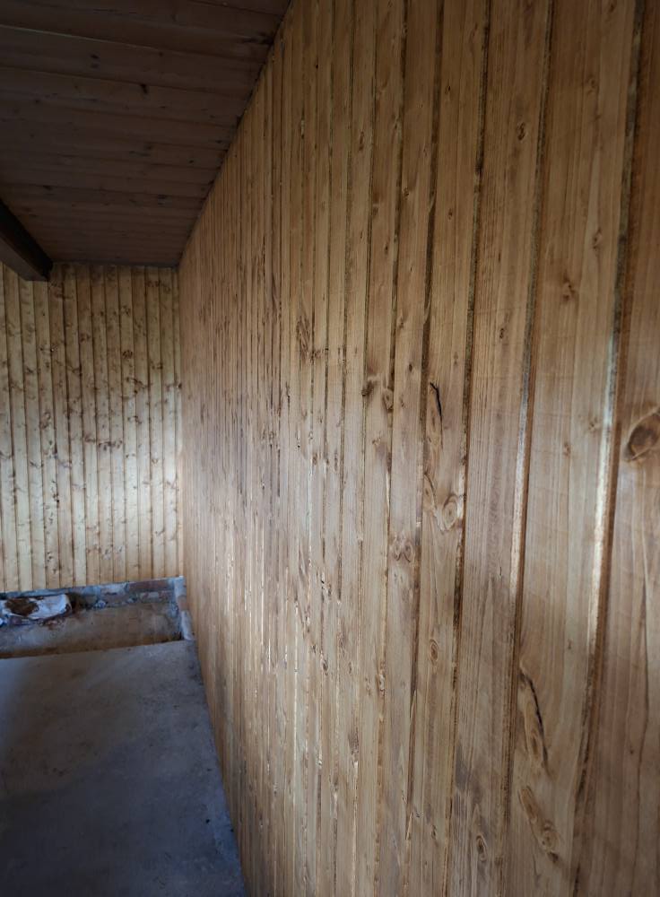 Obložení stěny palubkami na krásné chalupě v Krompachu.